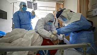 پزشکان چینی به درمان ویروس کرونا با پلاسمای خون شفایافتگان روی آوردند