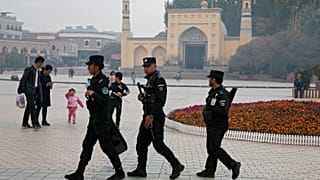 Kaşgar'daki Id Kah cami önündeki güvenlik güçleri
