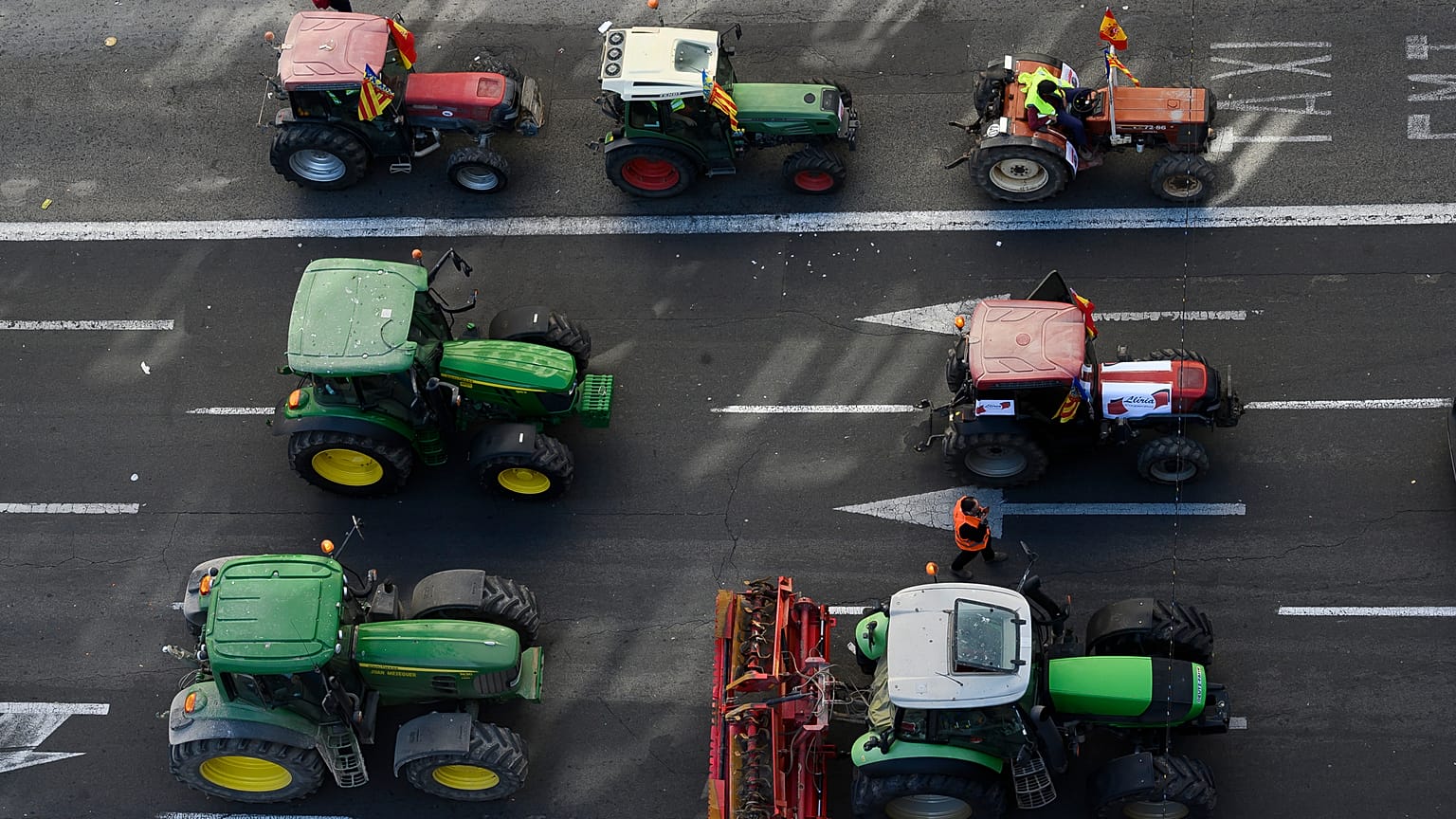 Los agricultores asisten a una demostración con sus tractores para exigir precios más justos por sus productos el 14 de febrero de 2020 en Valencia