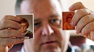 1970'li yıllarda izci kamplarında cinsel tacize uğradığını iddia eden James Kretschmer çocukluk fotoğraflarını gösteriyor