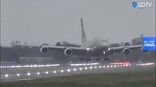 Video: Pilotlar şiddetli rüzgara karşı 400 tonluk uçağı Heathrow'a 'yengeç' gibi indirdi