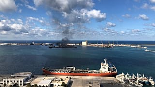 Libya'nın doğusundakiHalife Hafter'e bağlı güçler Trablus Limanı'na roketli saldırı düzenliyor.