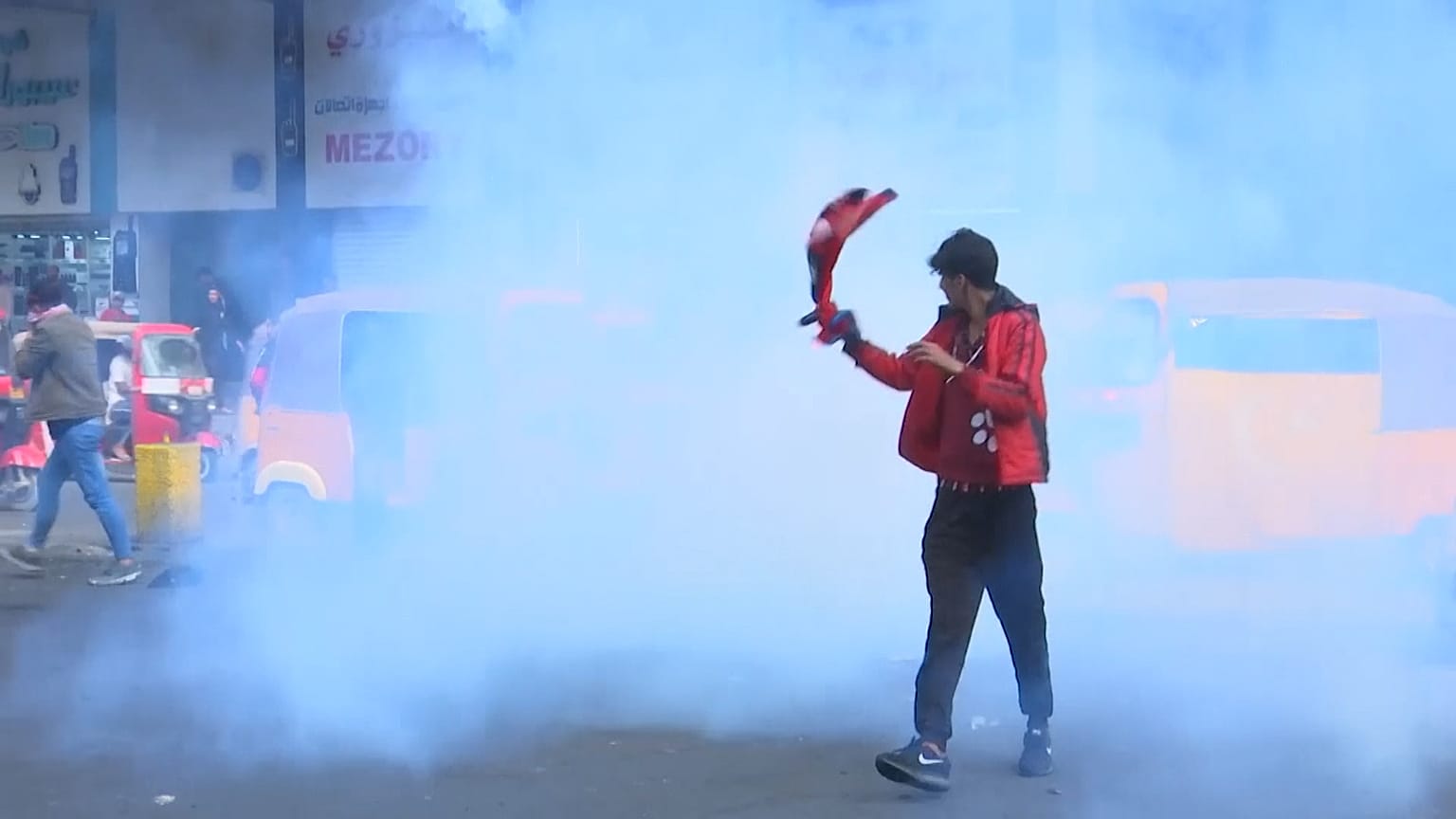 پلیس بغداد به معترضان گاز اشک‌آور شلیک کرد