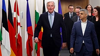 Michel Barnier, négociateur en chef de l’UE sur le Brexit, et Sadiq Khan, le maire de Londres, à Bruxelles le 18 février 2020. 
