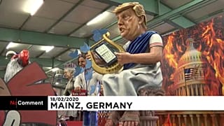 A világ vezetőinek karikatúrái a mainzi karneválon