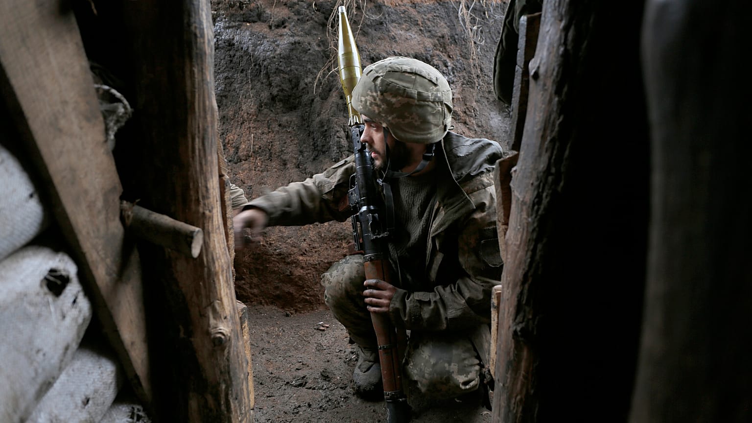 Украинский военный на передовой в Луганской области, январь 2020