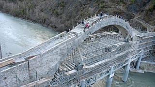 Φωτογραφία από τις εργασίες αποκατάστασης του γεφυριού της Πλάκας