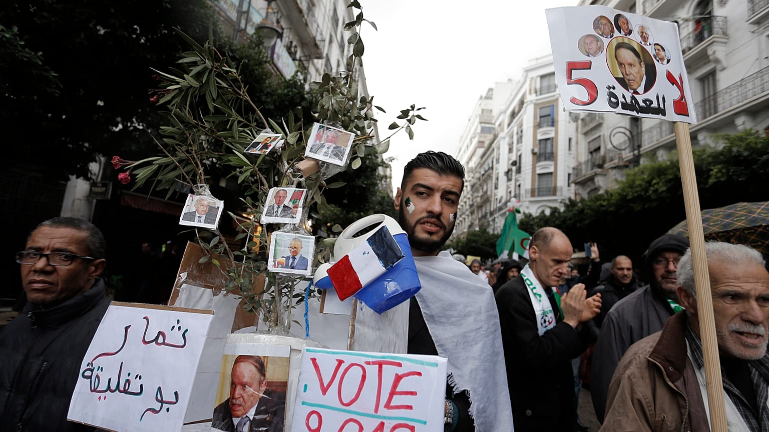 حراك الشارع الجزائري: عندما تمتزج السياسة بالفكاهة