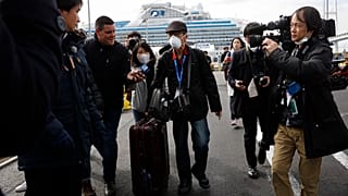 Pasajeros del Diamond Princess desembarcan del crucero tras acabar la cuarentena