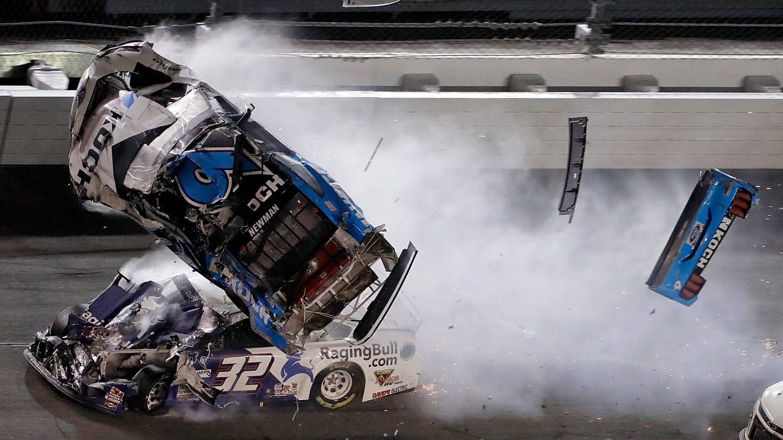İzle: Daytona'da korkutucu kaza, hastaneye kaldırılan pilot kendine geldi