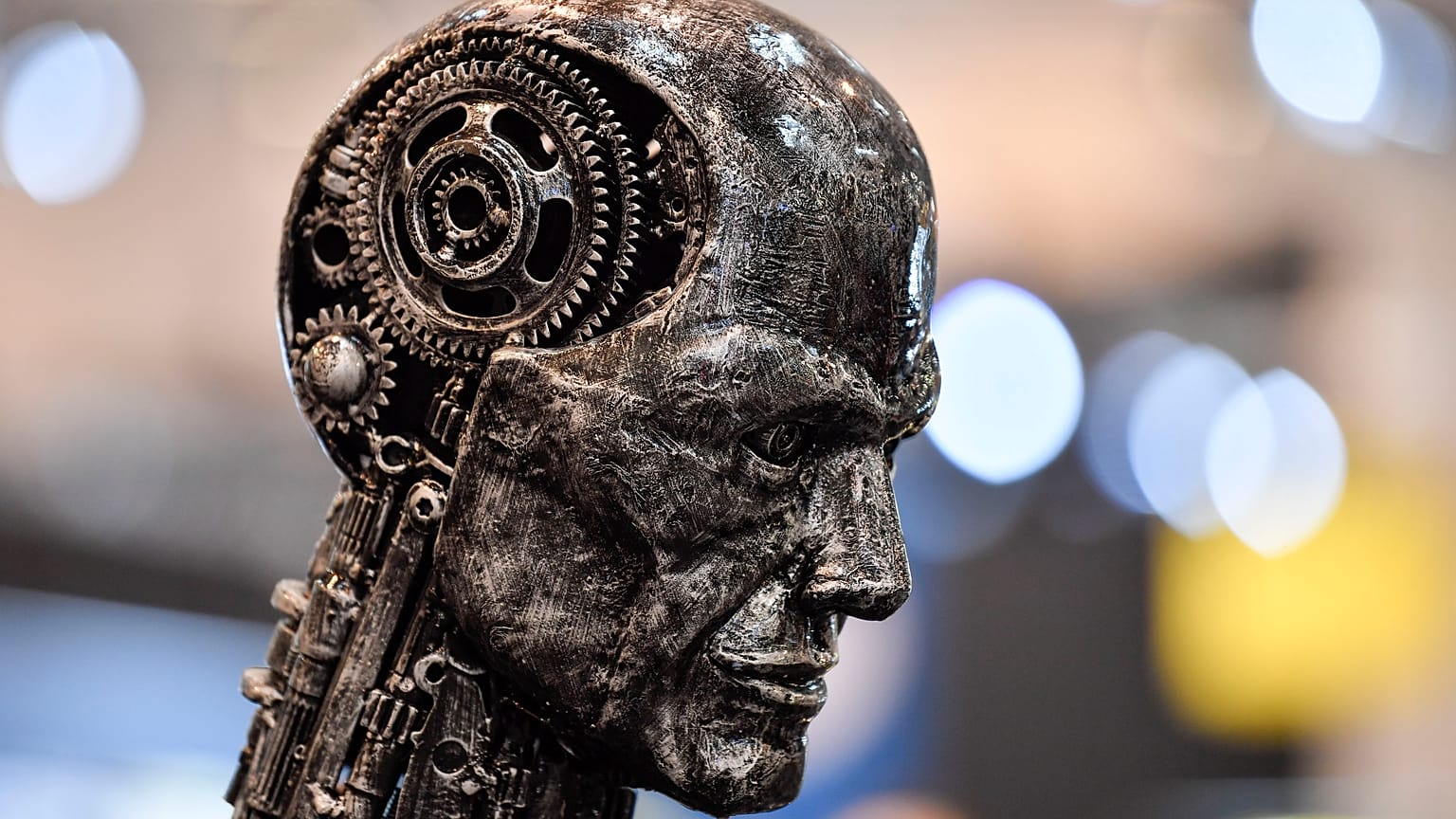 Motor parçalarından yapılmış metal bir kafa, 29 Kasım 2019 Cuma günü Almanya'nın Essen kentinde düzenlenen modifiye ve motor sporları fuarı Essen Motor Show'da yapay zekayı simgeliyor.