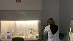 Στα άδυτα του Ινστιτούτου Παστέρ: Πώς γίνονται οι εξετάσεις των δειγμάτων για τον κορωνοϊό