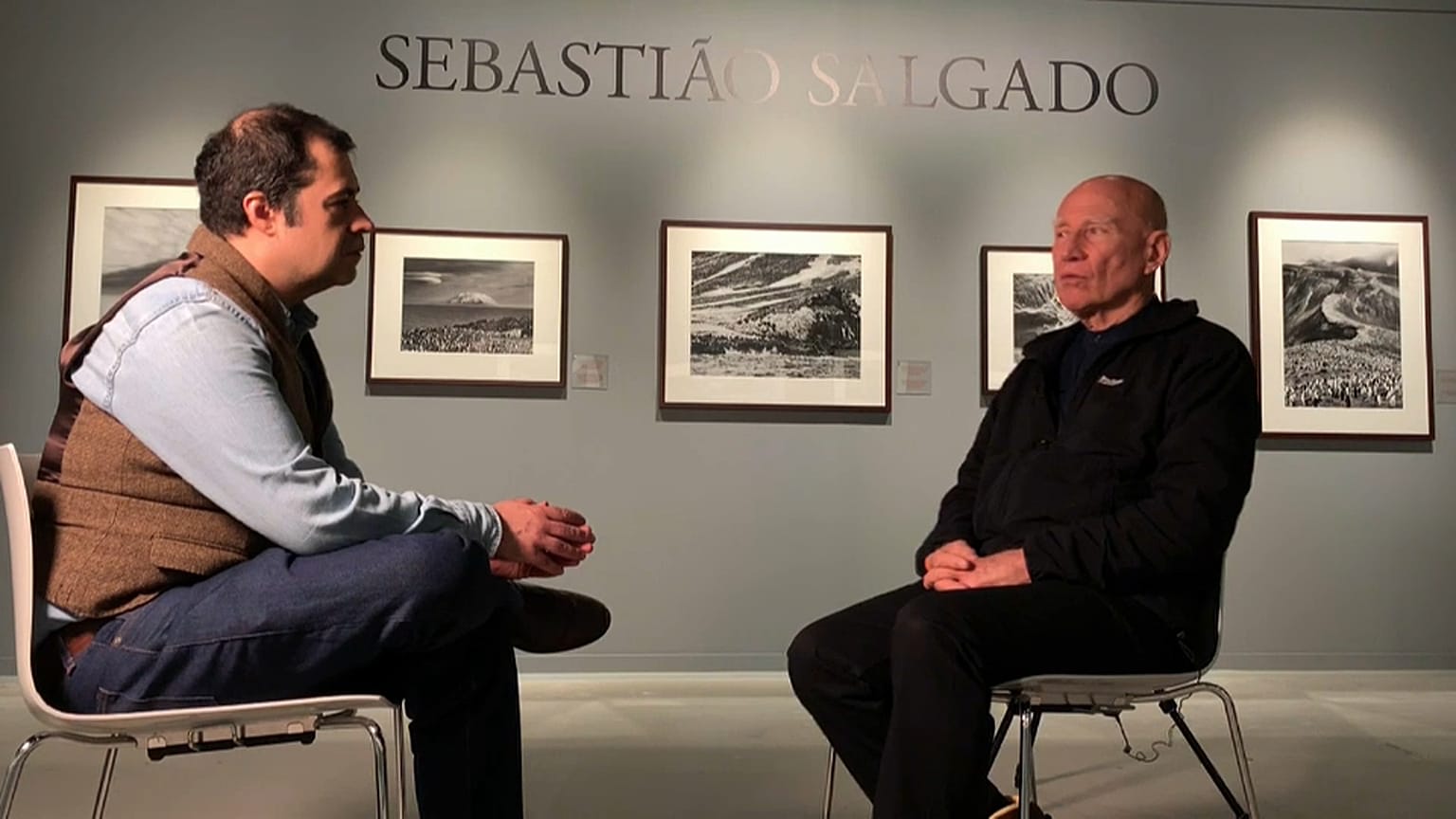 Sebastião Salgado com o jornalista Ricardo Figueira