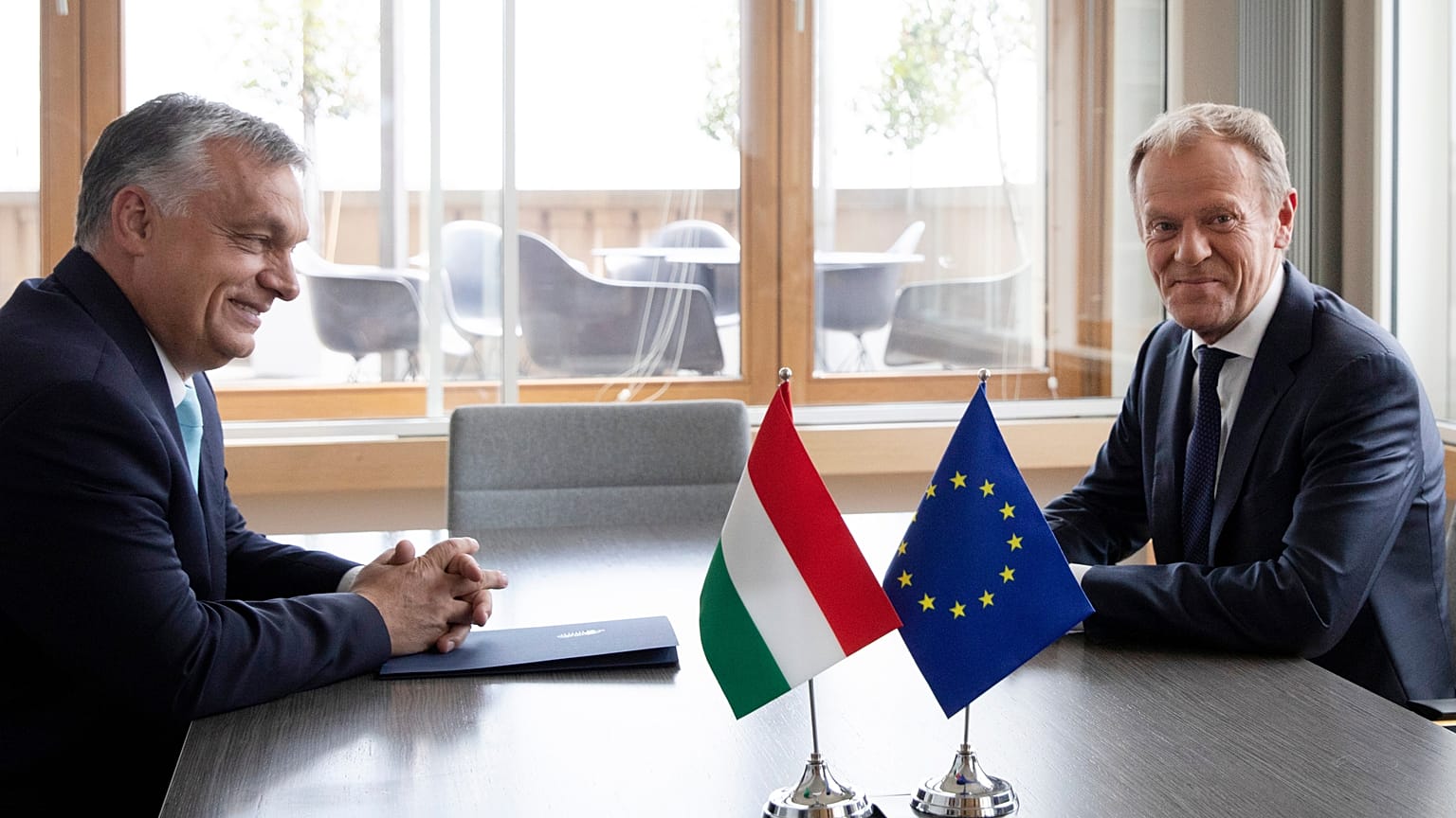 Orbán Viktor és Donald Tusk Brüsszelben
