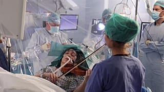 ویدئو؛ زنی که هنگام عمل جراحی تومور مغزی ویلن می نوازد