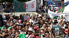 متظاهرون جزائريون يخرجون إلى شوارع العاصمة الجزائر خلال مظاهرة الجمعة الأسبوعية-الجمعة 19 يوليو، 2019.