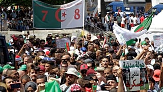 متظاهرون جزائريون يخرجون إلى شوارع العاصمة الجزائر خلال مظاهرة الجمعة الأسبوعية-الجمعة 19 يوليو، 2019.
