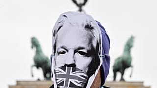 Wikileaks Kurucusu Julian Assange'ın maskesini takan gösterici