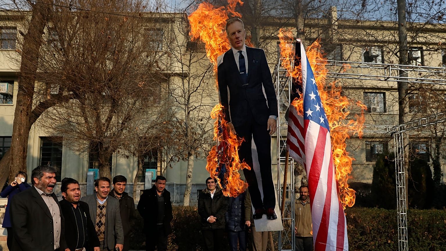 سوزاندن پرچم آمریکا در کنار تصویر سفیر بریتانیا در تهران،‌ در یادبود قاسم سلیمانی در دانشگاه تهران