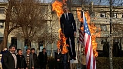 سوزاندن پرچم آمریکا در کنار تصویر سفیر بریتانیا در تهران،‌ در یادبود قاسم سلیمانی در دانشگاه تهران