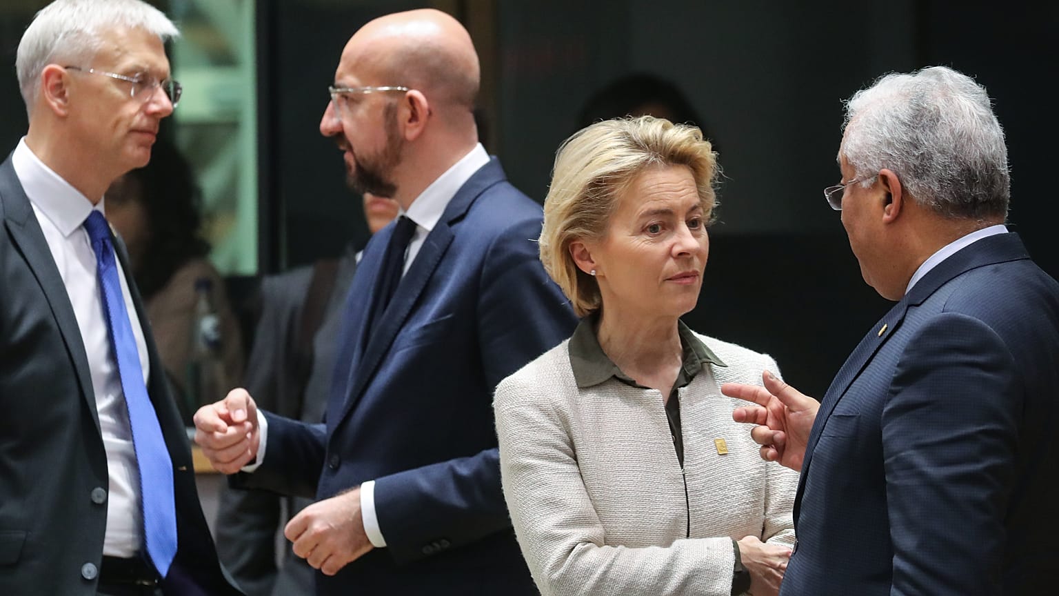 El primer ministro letón, Krisjanis Karins, los presidentes del Consejo Charles Michel y la Comisión Ursula von der Leyen y el primer ministro portugués Antonio Costa.