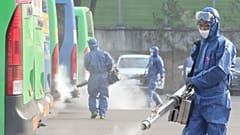 Désinfection dans un terminal de bus de Séoul, en Corée du Sud, le 20 février 2020