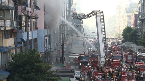 Feuer in Yangon: Brandbekämpfer im Dauerstress