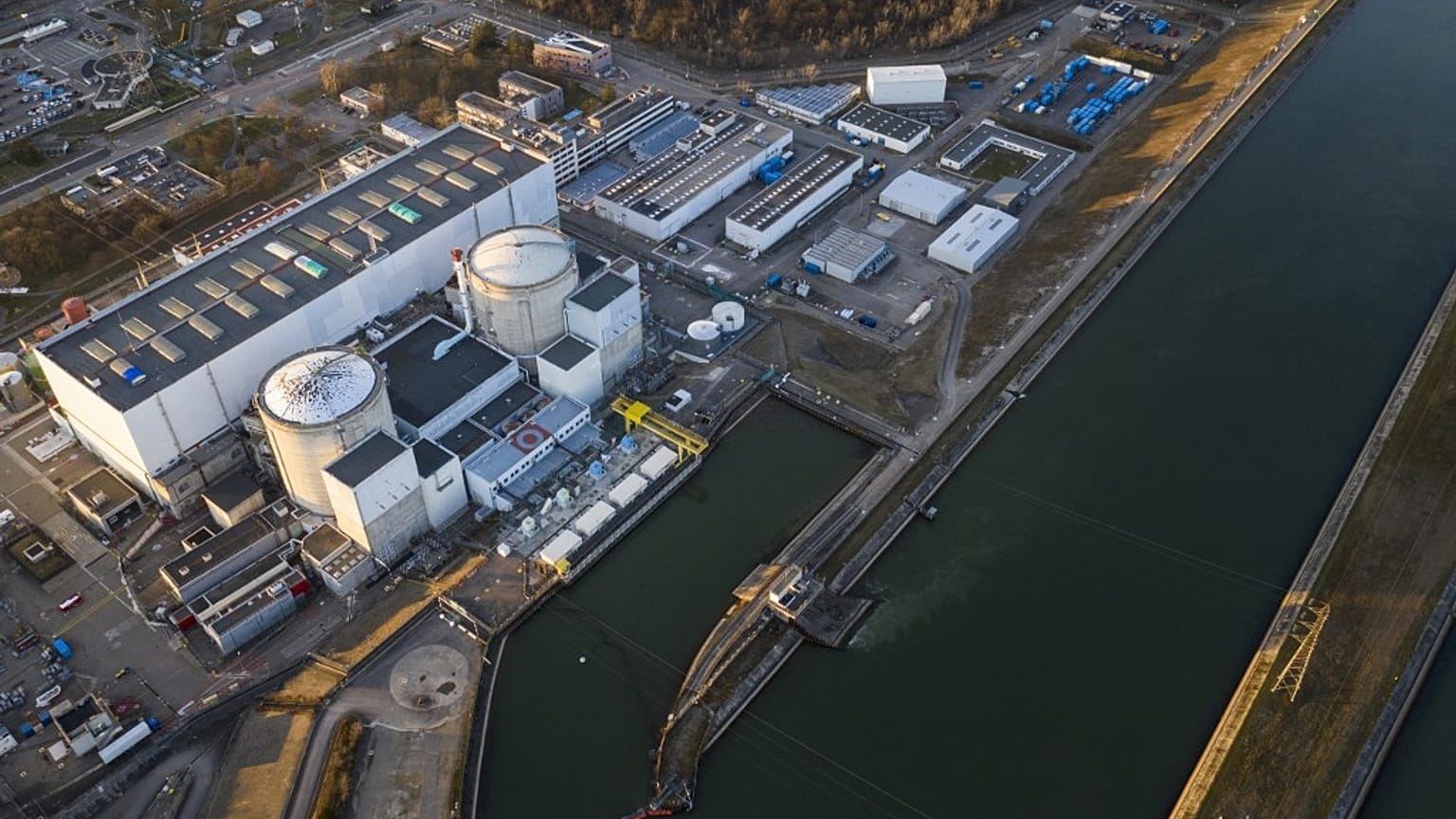 La planta de energía nuclear en Fessenheim, Francia