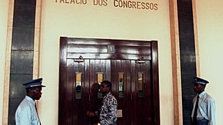 ENTRADA DA SALA DE DEPUTADOS NA ASSEMBLEIA NACIONAL DE ANGOLA. FOTO ANTONIO COTRIM