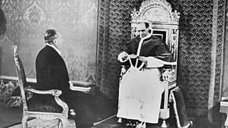 Φωτογραφία του 1940 όπου ο Πάπας Πίος ΙΒ υποδέχεται στο Βατικανό τον απεσταλμένο του αμερικανού προέδρου Ρούσβελτ, που το μεταφέρει επιστολή. 