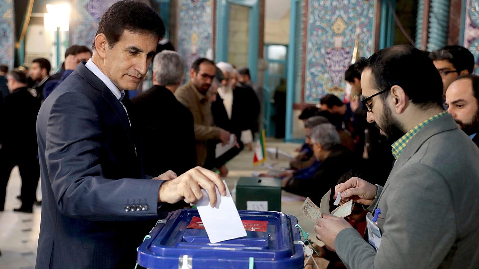Iranianos votam em legislativas com apelo da oposição ao boicote