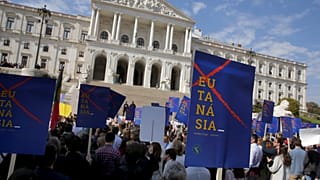 Az eutanázia legalizálása ellen tüntetők a portugál parlament előtt 2020-ban
