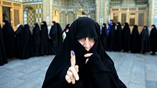 تصویر رأیدهندهای در قم، اسفندماه ۹۴