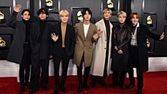 BTS Los Angeles'ta Grammy Ödül töreninde basına poz veriyor. (Photo by Jordan Strauss/Invision/AP)