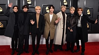 BTS Los Angeles'ta Grammy Ödül töreninde basına poz veriyor. (Photo by Jordan Strauss/Invision/AP)