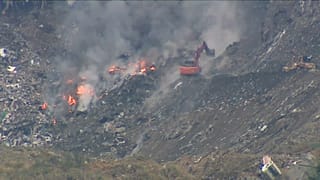 El vertedero de Zaldibar, en el País Vasco, después del incendio declarado el jueves por la noche