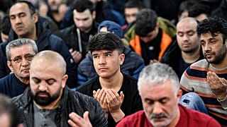 Irkçı saldırı sonrası Cuma namazında yüzlerce kişi biraraya geldi