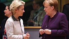 Presidente da Comissão Europeia, Ursula von der Leyen, com chanceler alemã, Angela Merkel