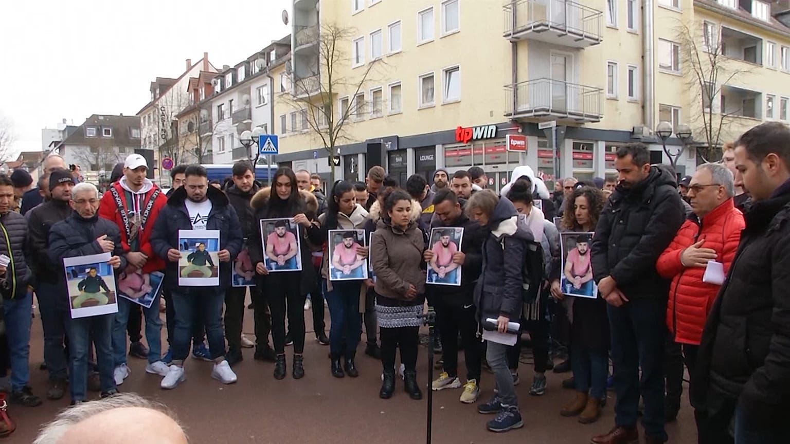 Gegen Rassismus: Menschenkette und Totenwache in Hanau