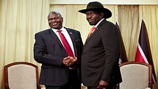رئيس جنوب السودان سلفا كير ميارديت ونائب الرئيس السابق وزعيم المتمردين ريك مشار