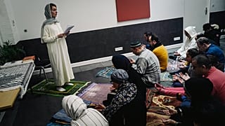 كاهنة بهلول تؤم مصلين في إحدى قاعات الصلاة في باريس. 2020/02/21