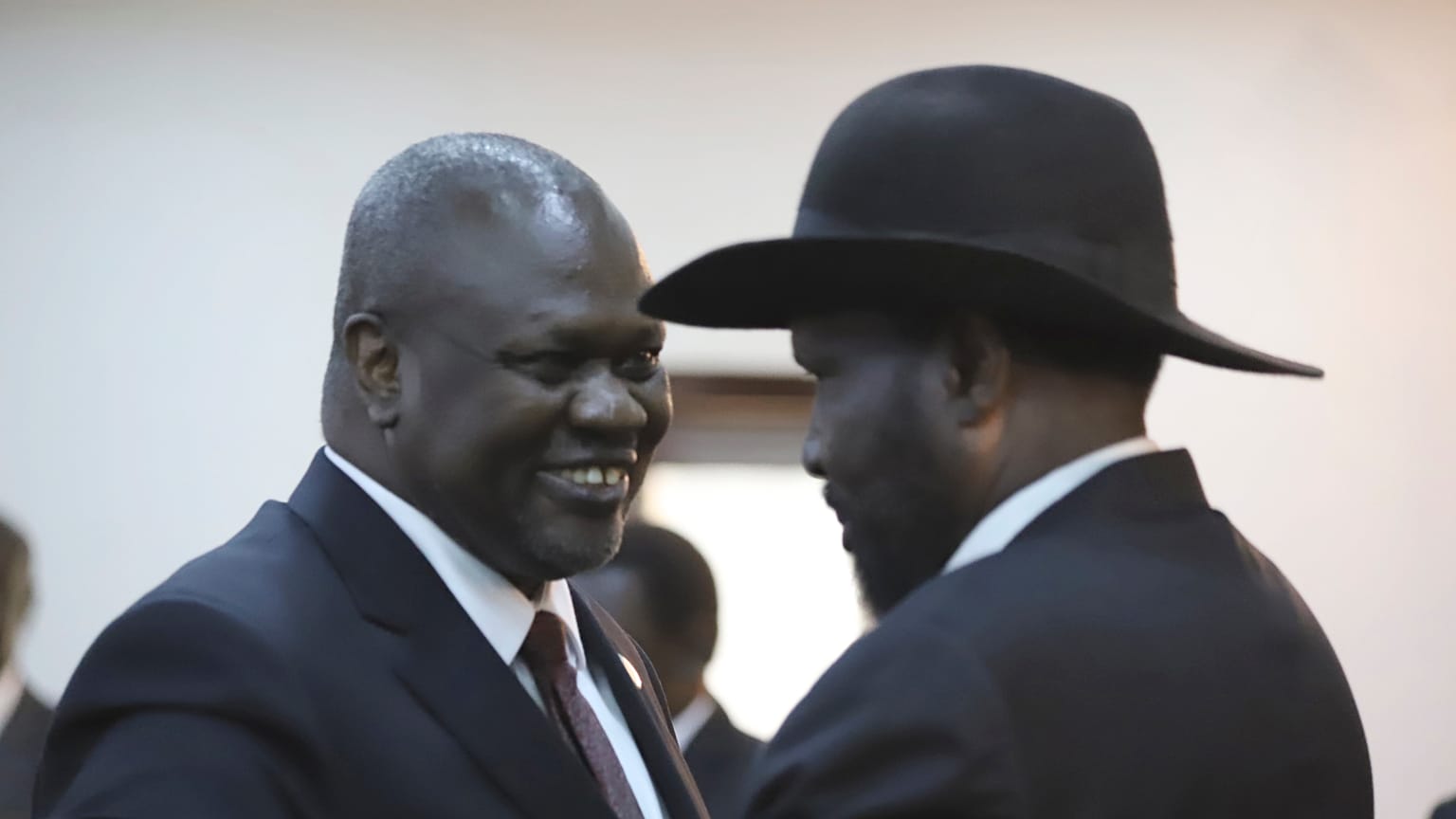 رئيس جنوب السودان سلفا كير وزعيم المتمردين رياك مشار يتصافحان بعد أداء اليمين في جوبا بجنوب السودان  22/02/2020 