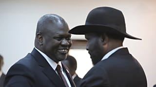 رئيس جنوب السودان سلفا كير ميارديت ورياك مشار نائبه يحييان بعضهما بعد أداء اليمين في جوبا 22 فبراير 2020