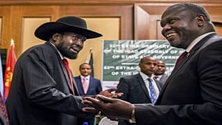 رئيس جمهورية جنوب السودان سيلفا كيير (على الشمال) يصافح زعيم المعارضة ريك مشار خلال محادثات السلام في أديس أبابا. 