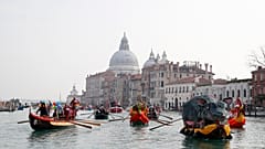 Los barcos navegan durante el desfile acuático, parte del Carnaval de Venecia, en Venecia, Italia, el domingo 9 de febrero de 2020.