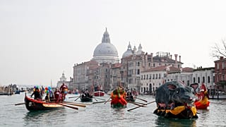 Los barcos navegan durante el desfile acuático, parte del Carnaval de Venecia, en Venecia, Italia, el domingo 9 de febrero de 2020.