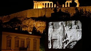 Atina'daki Akropolis Müzesi'nde yansıtılan Elgin mermerleri