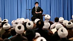 İran dini lideri Ali hamaney bir toplantıda konuşma yapıyor