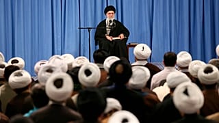 İran dini lideri Ali hamaney bir toplantıda konuşma yapıyor