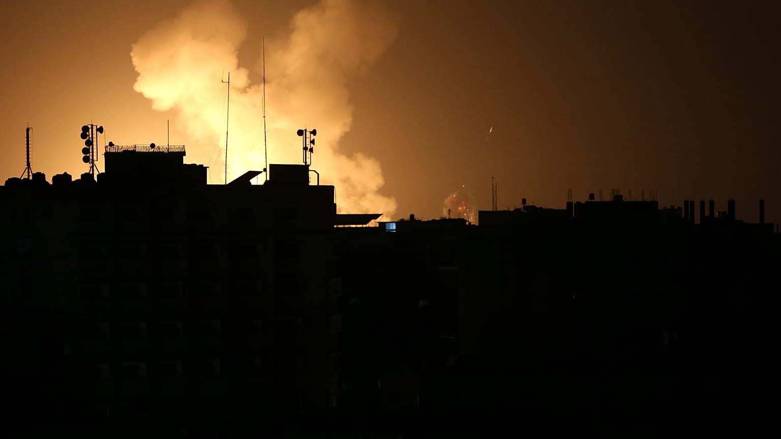 İsrail savaş uçakları, Gazze'nin Han Yunus kenti batısındaki bazı bölgelere hava saldırısı düzenledi